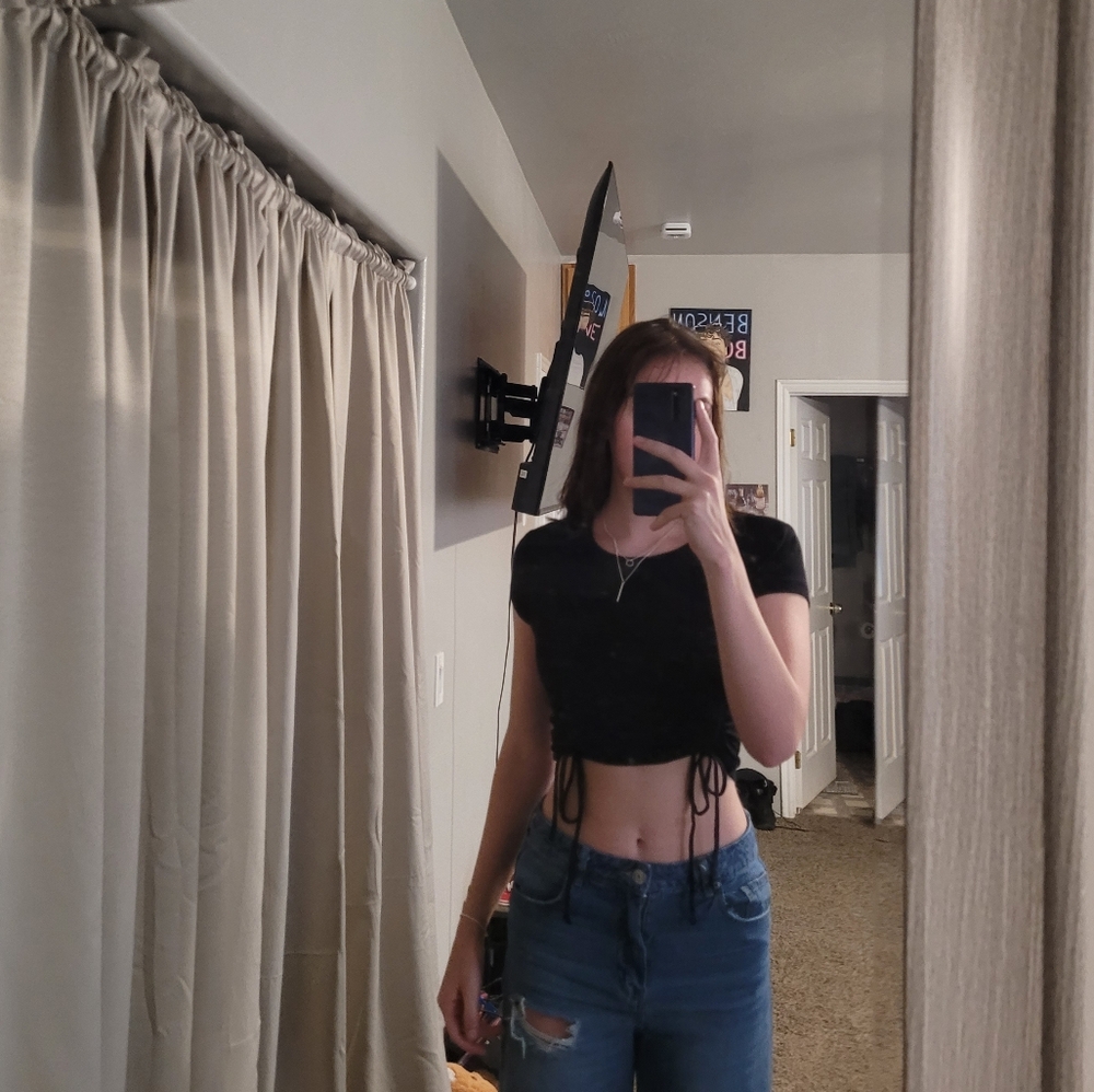 Cropped black tee